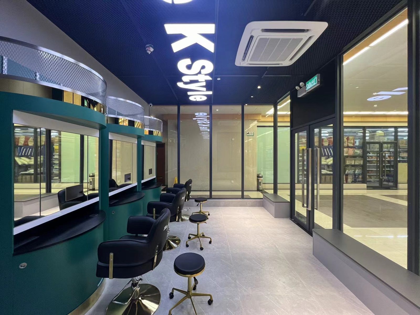 澳門大學店店內座位與門面